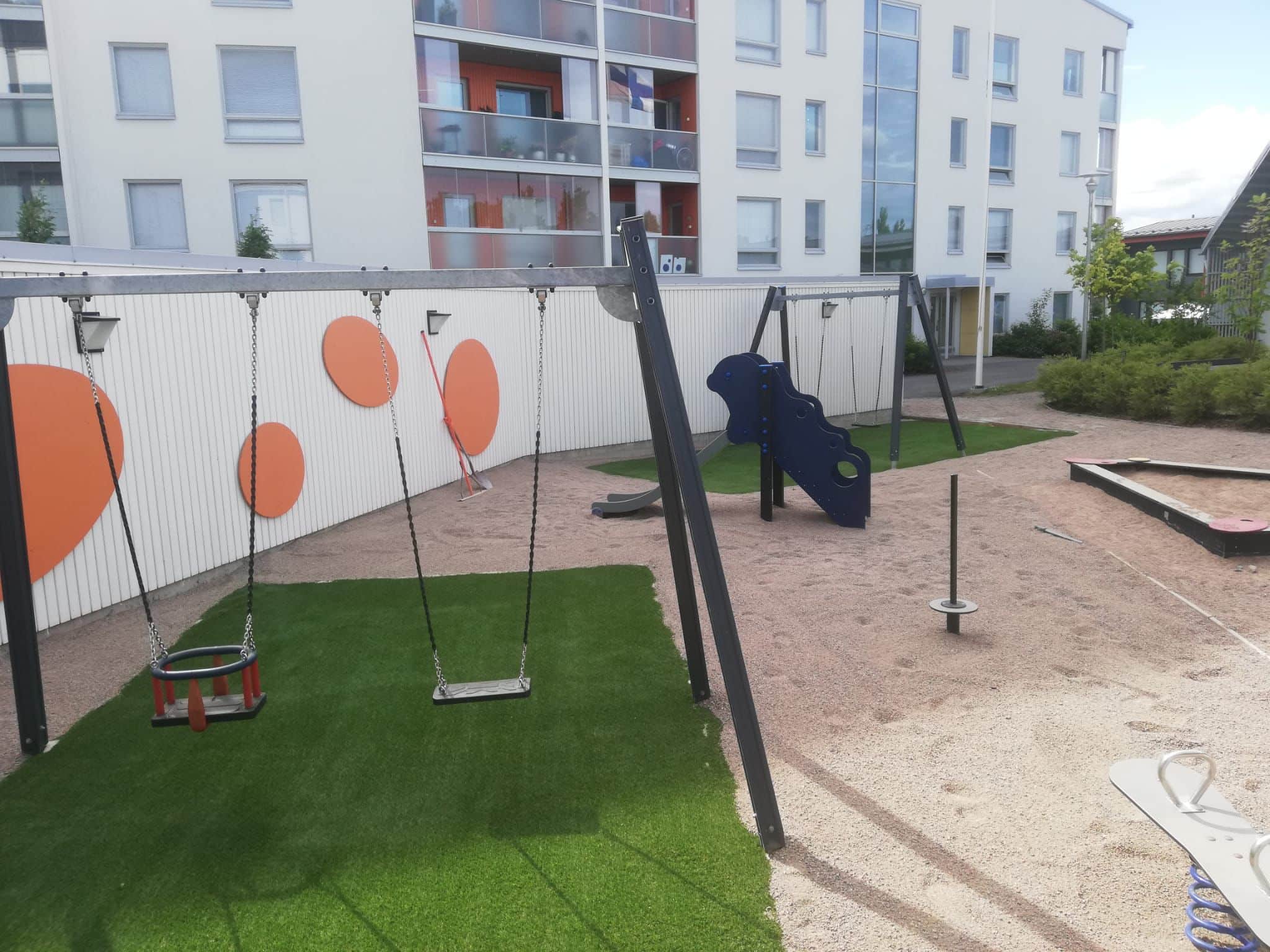 Tekonurmikko ja keinut