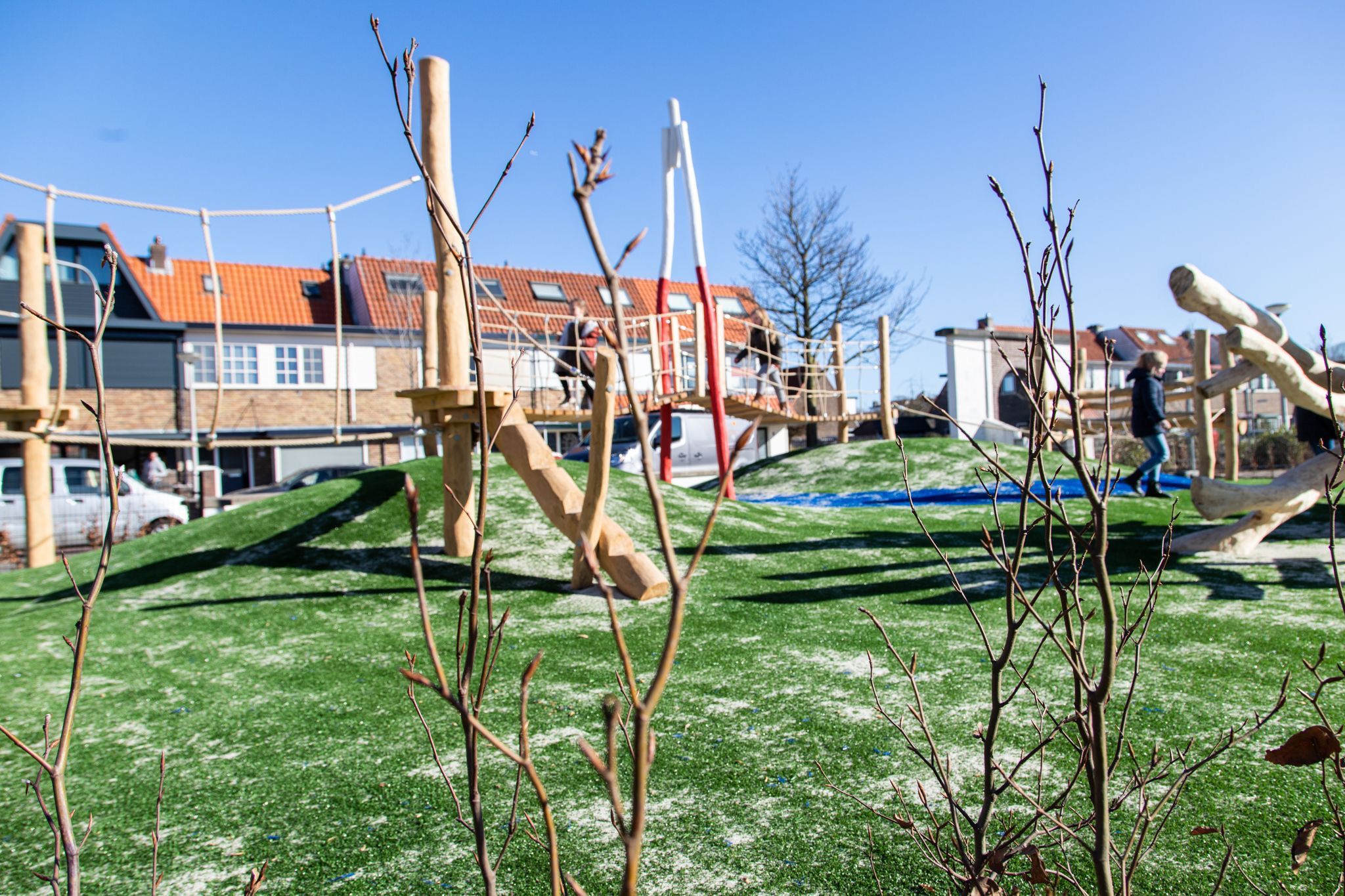 Tekonurmikko leikkipaikalla