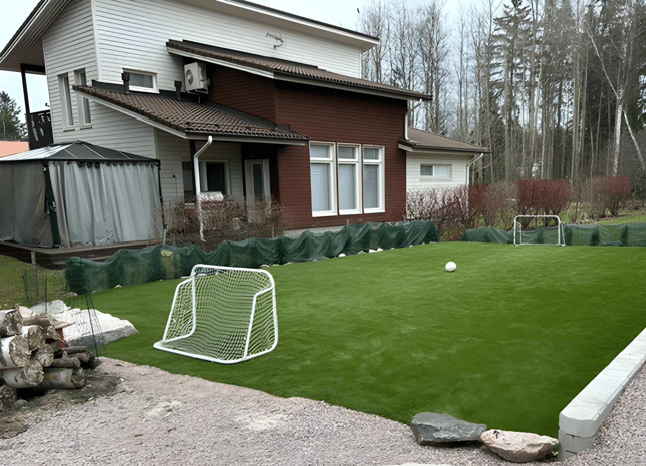 Jalkapallokenttä takapihalla_Tekonurmi